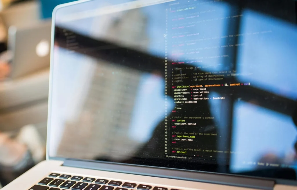 program wyświetlany na laptopie